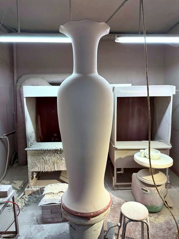 工作台上的大花瓶素坯