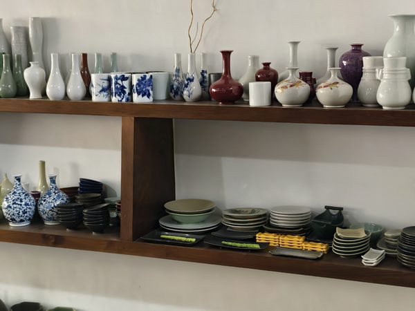 店裡的陳列牆,花瓶、盤子、杯子擺在一起
